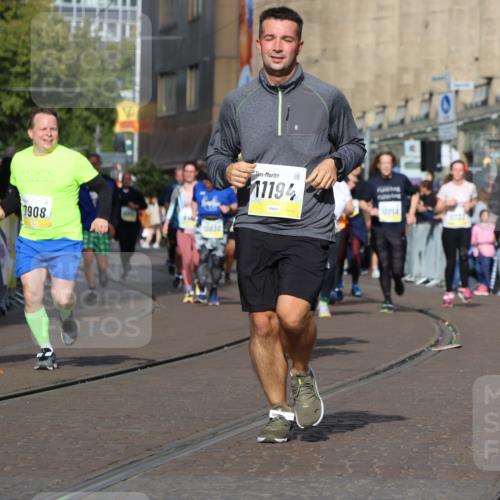 05.10.2025 - 20. swb-Marathon Bremen Strokosch-Dieckow http://msf.ph/oto/9252079 05.10.2025 11:01:27 Ziel 7908, 9286, 9322, 9371, 10157, 10336, 11194, 11493, 11633 meine-sportfotos.de