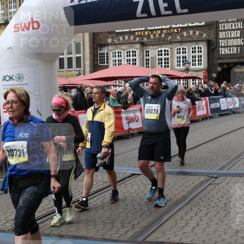 05.10.2025 - 20. swb-Marathon Bremen Yannick Fuchs http://msf.ph/oto/9252109 05.10.2025 11:14:09 Ziel 9012, 9342, 9631, 9667, 10000, 10036, 10512, 10721, 11541, 11548 meine-sportfotos.de