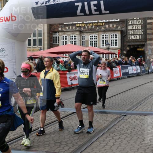05.10.2025 - 20. swb-Marathon Bremen Yannick Fuchs http://msf.ph/oto/9252130 05.10.2025 11:14:09 Ziel 9012, 9342, 9631, 9667, 10000, 10036, 10512, 10721, 11541, 11548 meine-sportfotos.de