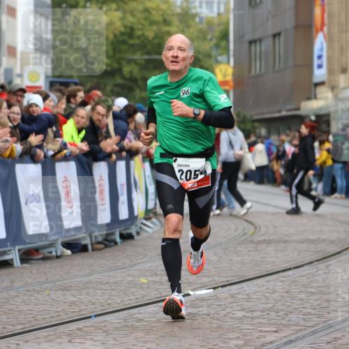 05.10.2025 - 20. swb-Marathon Bremen Strokosch-Dieckow http://msf.ph/oto/9252136 05.10.2025 12:50:19 Ziel 2054 meine-sportfotos.de