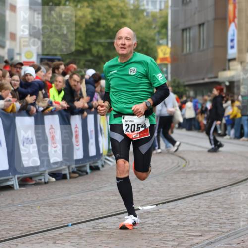 05.10.2025 - 20. swb-Marathon Bremen Strokosch-Dieckow http://msf.ph/oto/9252160 05.10.2025 12:50:19 Ziel 2054 meine-sportfotos.de