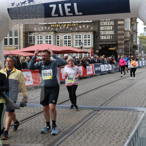 05.10.2025 - 20. swb-Marathon Bremen Yannick Fuchs http://msf.ph/oto/9252162 05.10.2025 11:14:10 Ziel 9012, 9342, 9631, 9667, 10000, 10036, 10512, 10721, 11541, 11548 meine-sportfotos.de