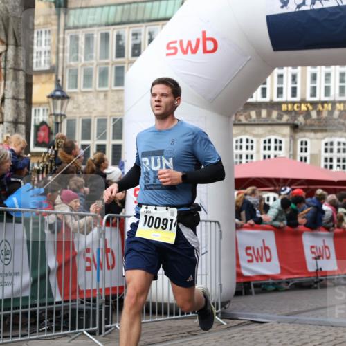 05.10.2025 - 20. swb-Marathon Bremen Yannick Fuchs http://msf.ph/oto/9252170 05.10.2025 10:45:16 Ziel 9202, 10091, 10822, 11715 meine-sportfotos.de