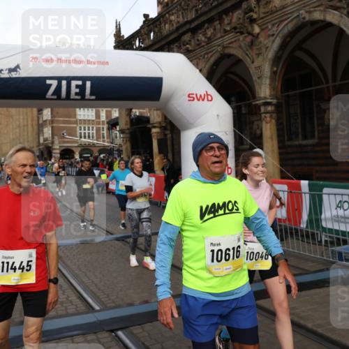 05.10.2025 - 20. swb-Marathon Bremen Yannick Fuchs http://msf.ph/oto/9252172 05.10.2025 10:54:05 Ziel 9313, 9456, 9548, 9701, 10046, 10075, 10163, 10484, 10616, 10696, 10785, 11152, 11339, 11445, 11533 meine-sportfotos.de