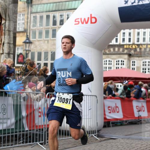 05.10.2025 - 20. swb-Marathon Bremen Yannick Fuchs http://msf.ph/oto/9252182 05.10.2025 10:45:16 Ziel 9202, 10091, 10822, 11715 meine-sportfotos.de