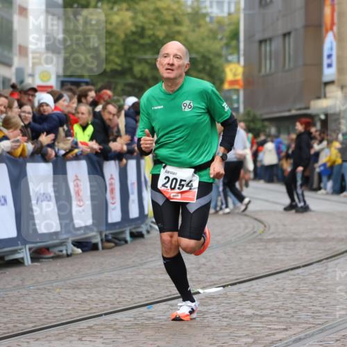 05.10.2025 - 20. swb-Marathon Bremen Strokosch-Dieckow http://msf.ph/oto/9252184 05.10.2025 12:50:19 Ziel 2054 meine-sportfotos.de