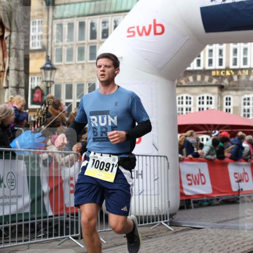 05.10.2025 - 20. swb-Marathon Bremen Yannick Fuchs http://msf.ph/oto/9252191 05.10.2025 10:45:16 Ziel 9202, 10091, 10822, 11715 meine-sportfotos.de