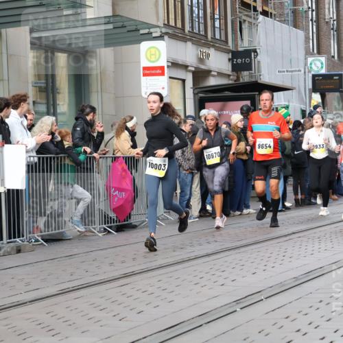 05.10.2025 - 20. swb-Marathon Bremen Strokosch-Dieckow http://msf.ph/oto/9252192 05.10.2025 10:54:59 Ziel 9176, 9201, 9318, 9350, 9514, 9654, 9722, 9856, 9881, 9902, 9933, 10003, 10034, 10111, 10116, 10180, 10256, 10260, 10307, 10326, 10920, 10970, 11025, 11042, 11115, 11140, 11197, 11317, 11380, 11431, 11702, 9176, 9201, 9318, 9350, 9514, 9654, 9722, 9856, 9881, 9902, 9933, 10003, 10034, 10111, 10116, 10180, 10256, 10260, 10307, 10326, 10920, 10970, 11025, 11042, 11115, 11140, 11317 meine-sportfotos.de