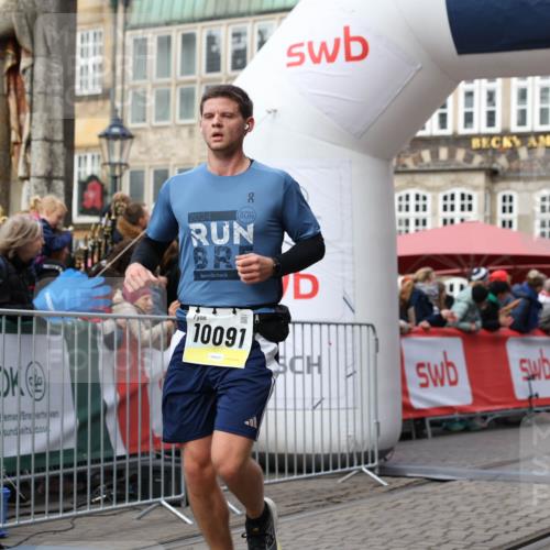 05.10.2025 - 20. swb-Marathon Bremen Yannick Fuchs http://msf.ph/oto/9252200 05.10.2025 10:45:16 Ziel 9202, 10091, 10822, 11715 meine-sportfotos.de
