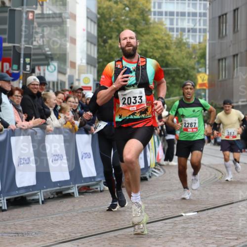 05.10.2025 - 20. swb-Marathon Bremen Strokosch-Dieckow http://msf.ph/oto/9252209 05.10.2025 12:50:31 Ziel 363, 664, 2033, 2267 meine-sportfotos.de
