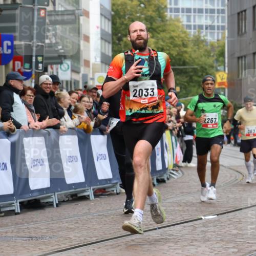 05.10.2025 - 20. swb-Marathon Bremen Strokosch-Dieckow http://msf.ph/oto/9252236 05.10.2025 12:50:31 Ziel 363, 664, 2033, 2267 meine-sportfotos.de