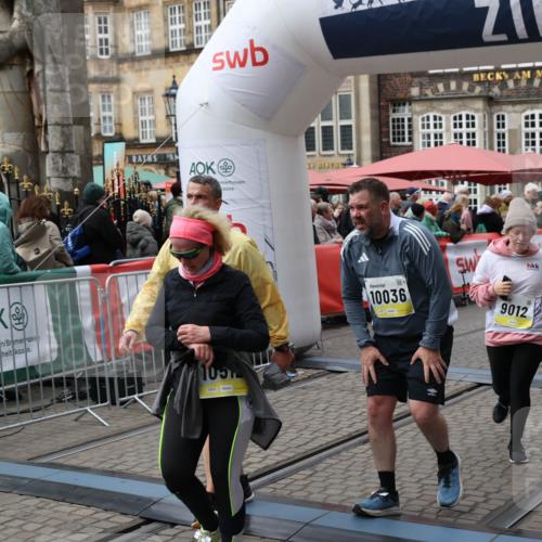 05.10.2025 - 20. swb-Marathon Bremen Yannick Fuchs http://msf.ph/oto/9252241 05.10.2025 11:14:11 Ziel 9012, 9342, 9380, 9631, 9667, 10000, 10036, 10491, 10512, 10721, 11541, 11548 meine-sportfotos.de