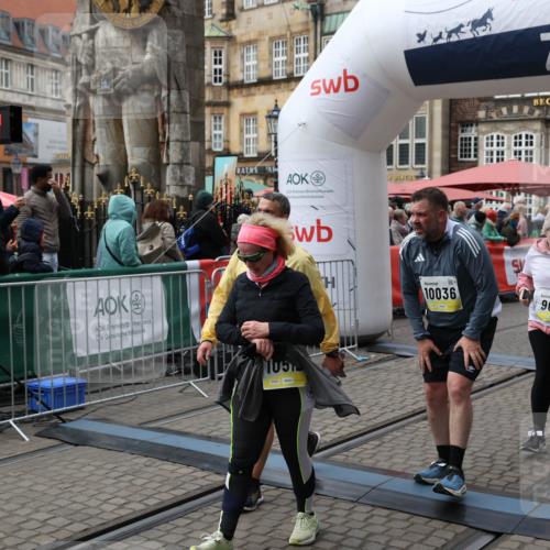 05.10.2025 - 20. swb-Marathon Bremen Yannick Fuchs http://msf.ph/oto/9252250 05.10.2025 11:14:11 Ziel 9012, 9342, 9380, 9631, 9667, 10000, 10036, 10491, 10512, 10721, 11541, 11548 meine-sportfotos.de