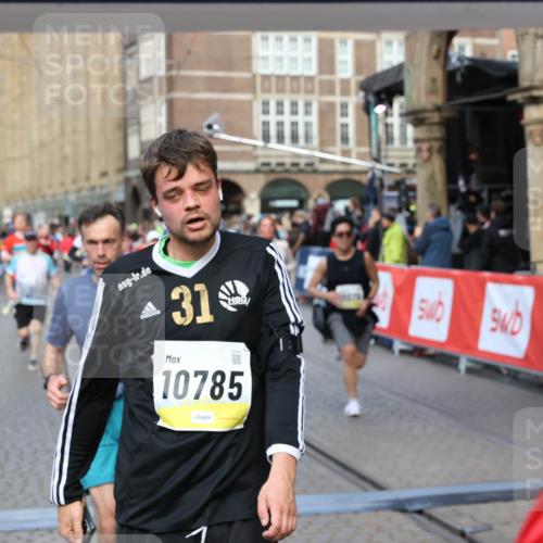 05.10.2025 - 20. swb-Marathon Bremen Yannick Fuchs http://msf.ph/oto/9252252 05.10.2025 10:54:07 Ziel 9313, 9456, 9520, 9548, 9807, 9835, 10046, 10075, 10163, 10484, 10616, 10785, 11152, 11339, 11533, 11593 meine-sportfotos.de