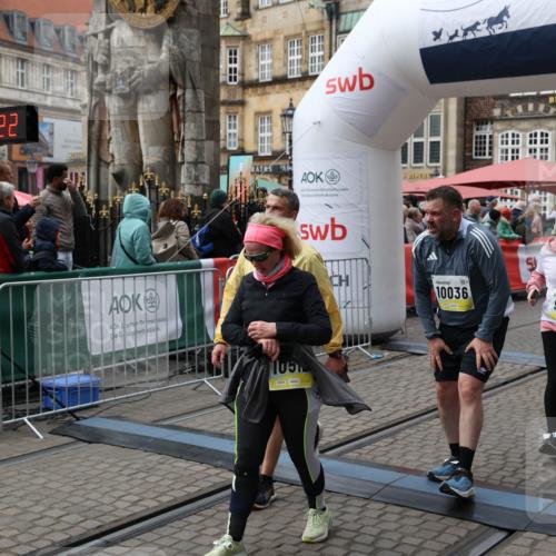 05.10.2025 - 20. swb-Marathon Bremen Yannick Fuchs http://msf.ph/oto/9252258 05.10.2025 11:14:11 Ziel 9012, 9342, 9380, 9631, 9667, 10000, 10036, 10491, 10512, 10721, 11541, 11548 meine-sportfotos.de