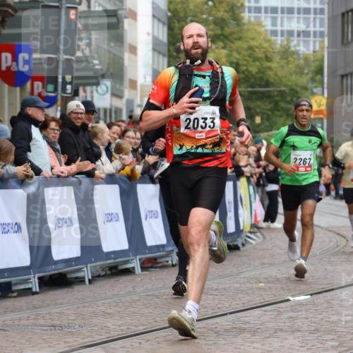 05.10.2025 - 20. swb-Marathon Bremen Strokosch-Dieckow http://msf.ph/oto/9252266 05.10.2025 12:50:31 Ziel 363, 664, 2033, 2267 meine-sportfotos.de