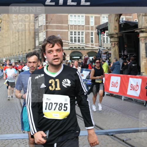 05.10.2025 - 20. swb-Marathon Bremen Yannick Fuchs http://msf.ph/oto/9252277 05.10.2025 10:54:07 Ziel 9313, 9456, 9520, 9548, 9807, 9835, 10046, 10075, 10163, 10484, 10616, 10785, 11152, 11339, 11533, 11593 meine-sportfotos.de
