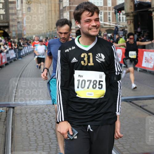 05.10.2025 - 20. swb-Marathon Bremen Yannick Fuchs http://msf.ph/oto/9252301 05.10.2025 10:54:08 Ziel 9313, 9456, 9520, 9548, 9807, 9835, 10046, 10075, 10163, 10484, 10616, 10785, 11152, 11303, 11339, 11432, 11593 meine-sportfotos.de