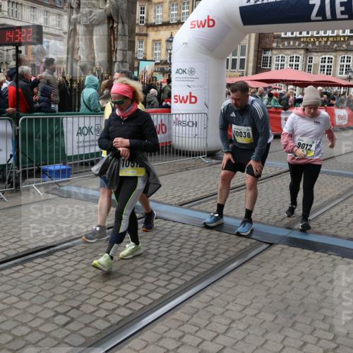 05.10.2025 - 20. swb-Marathon Bremen Yannick Fuchs http://msf.ph/oto/9252307 05.10.2025 11:14:12 Ziel 9012, 9342, 9380, 9631, 10000, 10036, 10491, 10512, 10721, 11541, 11548 meine-sportfotos.de