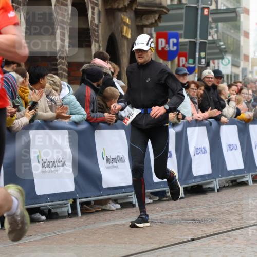 05.10.2025 - 20. swb-Marathon Bremen Strokosch-Dieckow http://msf.ph/oto/9252313 05.10.2025 12:50:33 Ziel 363, 664, 2033, 2267 meine-sportfotos.de