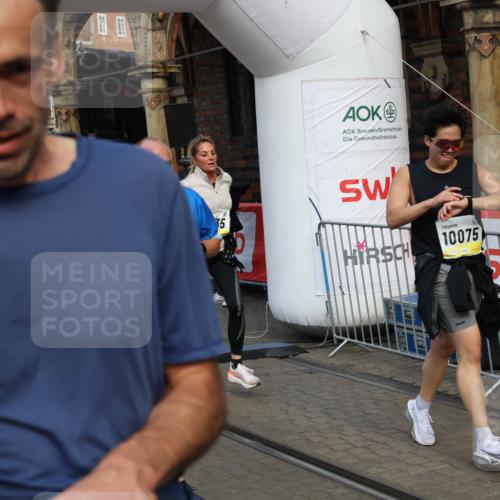 05.10.2025 - 20. swb-Marathon Bremen Yannick Fuchs http://msf.ph/oto/9252318 05.10.2025 10:54:09 Ziel 9313, 9456, 9520, 9548, 9807, 9835, 10019, 10075, 10163, 10484, 10631, 10662, 10785, 11152, 11303, 11339, 11432, 11593 meine-sportfotos.de