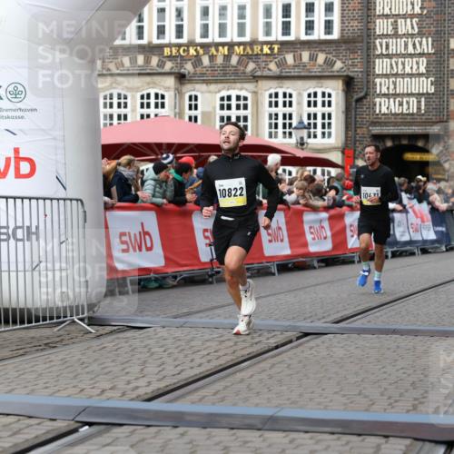 05.10.2025 - 20. swb-Marathon Bremen Yannick Fuchs http://msf.ph/oto/9252330 05.10.2025 10:45:19 Ziel 10091, 10431, 10822, 11488, 11715 meine-sportfotos.de