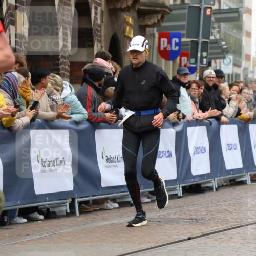 05.10.2025 - 20. swb-Marathon Bremen Strokosch-Dieckow http://msf.ph/oto/9252342 05.10.2025 12:50:33 Ziel 363, 664, 2033, 2267 meine-sportfotos.de