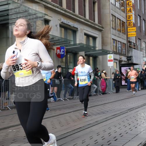 05.10.2025 - 20. swb-Marathon Bremen Strokosch-Dieckow http://msf.ph/oto/9252350 05.10.2025 10:55:04 Ziel 9176, 9201, 9318, 9350, 9492, 9514, 9654, 9720, 9722, 9856, 9881, 9902, 9933, 10003, 10107, 10111, 10116, 10195, 10256, 10260, 10262, 10326, 10745, 10757, 10970, 11025, 11042, 11115, 11140, 11197, 11380, 11431, 11702, 9176, 9201, 9318, 9350, 9492, 9514, 9654, 9720, 9722, 9856, 9881, 9902, 9933, 10003, 10107, 10111, 10116, 10195, 10256, 10260, 10262, 10326, 10745, 10757, 10970, 11025, 11042, 11115, 11140 meine-sportfotos.de