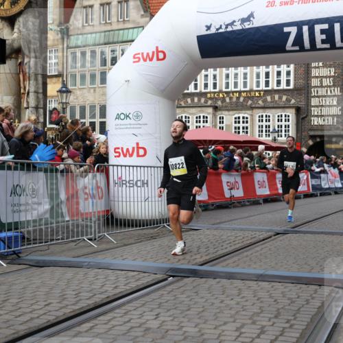 05.10.2025 - 20. swb-Marathon Bremen Yannick Fuchs http://msf.ph/oto/9252370 05.10.2025 10:45:20 Ziel 9290, 10091, 10431, 10822, 10898, 11488 meine-sportfotos.de