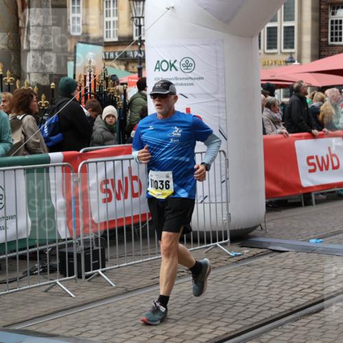 05.10.2025 - 20. swb-Marathon Bremen Yannick Fuchs http://msf.ph/oto/9252379 05.10.2025 11:14:18 Ziel 9380, 10491, 11036 meine-sportfotos.de