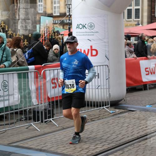 05.10.2025 - 20. swb-Marathon Bremen Yannick Fuchs http://msf.ph/oto/9252399 05.10.2025 11:14:18 Ziel 9380, 10491, 11036 meine-sportfotos.de