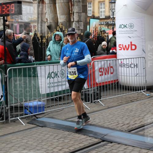 05.10.2025 - 20. swb-Marathon Bremen Yannick Fuchs http://msf.ph/oto/9252411 05.10.2025 11:14:19 Ziel 9380, 10491, 11036 meine-sportfotos.de