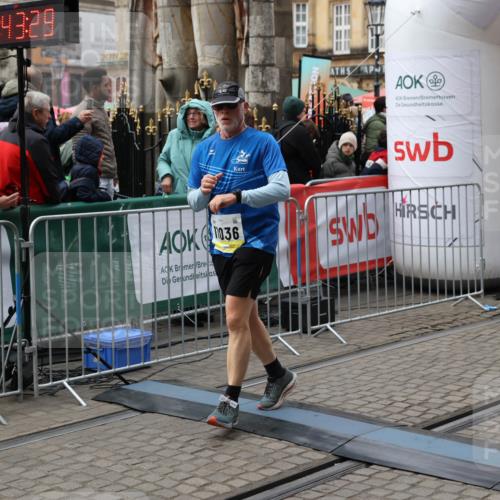 05.10.2025 - 20. swb-Marathon Bremen Yannick Fuchs http://msf.ph/oto/9252420 05.10.2025 11:14:19 Ziel 9380, 10491, 11036 meine-sportfotos.de