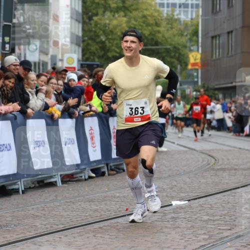 05.10.2025 - 20. swb-Marathon Bremen Strokosch-Dieckow http://msf.ph/oto/9252429 05.10.2025 12:50:36 Ziel 363, 664 meine-sportfotos.de
