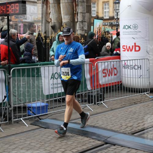 05.10.2025 - 20. swb-Marathon Bremen Yannick Fuchs http://msf.ph/oto/9252431 05.10.2025 11:14:19 Ziel 9380, 10491, 11036 meine-sportfotos.de