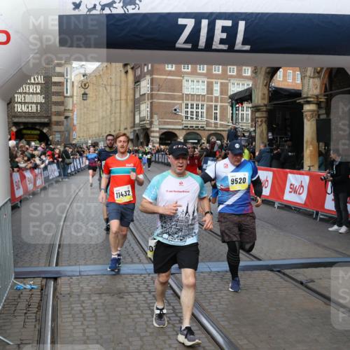 05.10.2025 - 20. swb-Marathon Bremen Yannick Fuchs http://msf.ph/oto/9252433 05.10.2025 10:54:11 Ziel 9313, 9520, 9548, 9807, 9835, 10019, 10075, 10163, 10631, 10662, 10785, 11151, 11152, 11303, 11339, 11432, 11593 meine-sportfotos.de