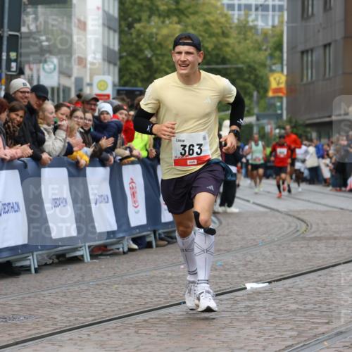 05.10.2025 - 20. swb-Marathon Bremen Strokosch-Dieckow http://msf.ph/oto/9252454 05.10.2025 12:50:36 Ziel 363, 664 meine-sportfotos.de