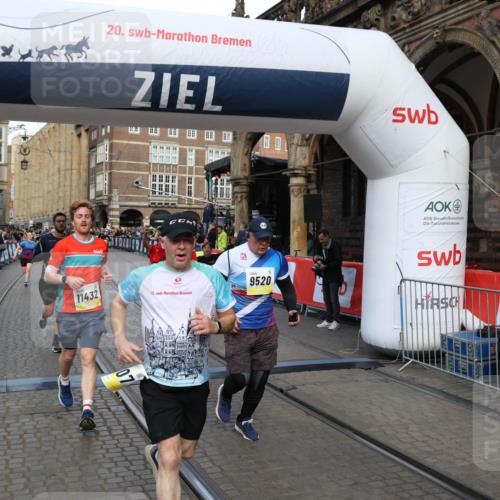 05.10.2025 - 20. swb-Marathon Bremen Yannick Fuchs http://msf.ph/oto/9252468 05.10.2025 10:54:12 Ziel 9313, 9520, 9807, 9835, 10019, 10075, 10163, 10631, 10662, 11151, 11152, 11303, 11339, 11347, 11432, 11593 meine-sportfotos.de