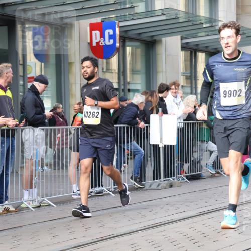 05.10.2025 - 20. swb-Marathon Bremen Strokosch-Dieckow http://msf.ph/oto/9252471 05.10.2025 10:55:10 Ziel 7165, 9195, 9197, 9201, 9350, 9492, 9514, 9654, 9720, 9722, 9856, 9881, 9902, 9933, 10088, 10107, 10111, 10116, 10195, 10256, 10260, 10262, 10475, 10745, 10755, 10757, 10909, 10970, 11025, 11042, 11081, 11115, 11197, 11380, 11431, 11586, 11588, 11702, 7165, 9195, 9197, 9201, 9350, 9492, 9514, 9654, 9720, 9722, 9856, 9881, 9902, 9933, 10088, 10107, 10111, 10116, 10195, 10256, 10260, 10262, 10475, 10745, 10755, 10757, 10909, 10970, 11025, 11042, 11081, 11115 meine-sportfotos.de