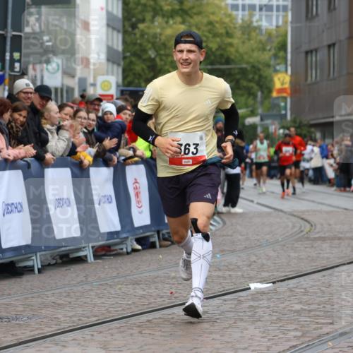 05.10.2025 - 20. swb-Marathon Bremen Strokosch-Dieckow http://msf.ph/oto/9252481 05.10.2025 12:50:36 Ziel 363, 664 meine-sportfotos.de