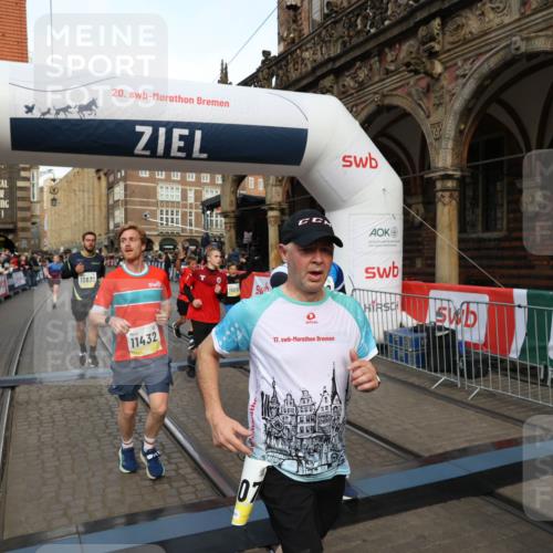 05.10.2025 - 20. swb-Marathon Bremen Yannick Fuchs http://msf.ph/oto/9252485 05.10.2025 10:54:12 Ziel 9313, 9520, 9807, 9835, 10019, 10075, 10163, 10631, 10662, 11151, 11152, 11303, 11339, 11347, 11432, 11593 meine-sportfotos.de