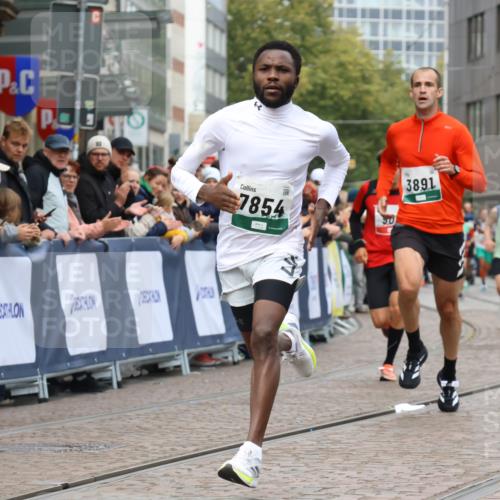 05.10.2025 - 20. swb-Marathon Bremen Strokosch-Dieckow http://msf.ph/oto/9252504 05.10.2025 12:50:49 Ziel 908, 3891, 7854 meine-sportfotos.de