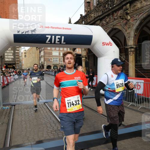 05.10.2025 - 20. swb-Marathon Bremen Yannick Fuchs http://msf.ph/oto/9252514 05.10.2025 10:54:13 Ziel 9313, 9520, 9807, 9835, 10019, 10075, 10631, 10662, 11151, 11303, 11339, 11347, 11432, 11593 meine-sportfotos.de