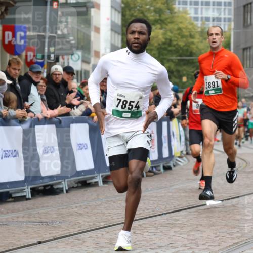 05.10.2025 - 20. swb-Marathon Bremen Strokosch-Dieckow http://msf.ph/oto/9252523 05.10.2025 12:50:50 Ziel 908, 3891, 7854 meine-sportfotos.de