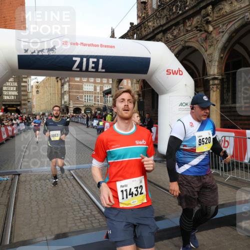 05.10.2025 - 20. swb-Marathon Bremen Yannick Fuchs http://msf.ph/oto/9252528 05.10.2025 10:54:13 Ziel 9313, 9520, 9807, 9835, 10019, 10075, 10631, 10662, 11151, 11303, 11339, 11347, 11432, 11593 meine-sportfotos.de
