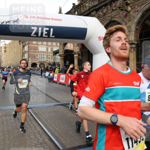 05.10.2025 - 20. swb-Marathon Bremen Yannick Fuchs http://msf.ph/oto/9252536 05.10.2025 10:54:13 Ziel 9313, 9520, 9807, 9835, 10019, 10075, 10631, 10662, 11151, 11303, 11339, 11347, 11432, 11593 meine-sportfotos.de
