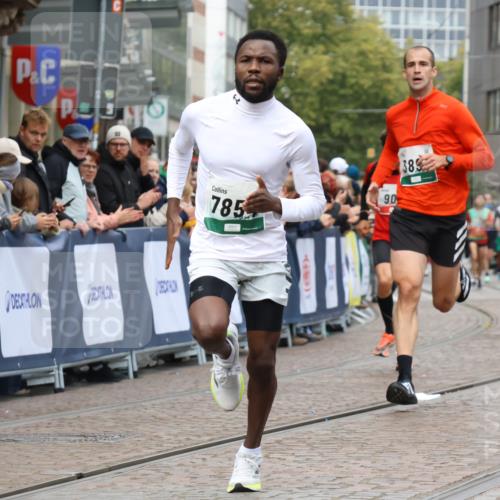 05.10.2025 - 20. swb-Marathon Bremen Strokosch-Dieckow http://msf.ph/oto/9252547 05.10.2025 12:50:50 Ziel 908, 3891, 7854 meine-sportfotos.de