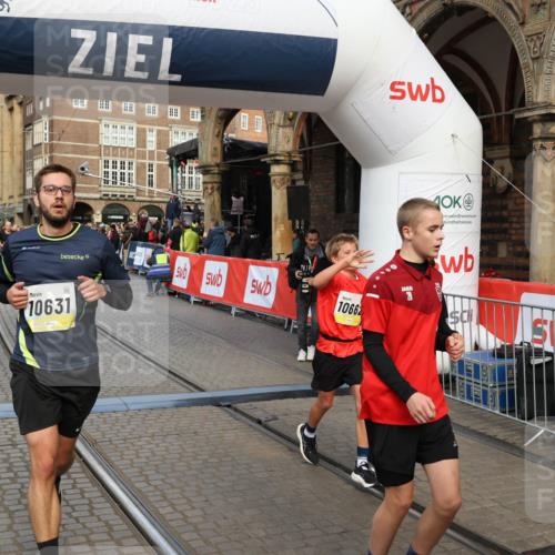05.10.2025 - 20. swb-Marathon Bremen Yannick Fuchs http://msf.ph/oto/9252565 05.10.2025 10:54:13 Ziel 9313, 9520, 9807, 9835, 10019, 10075, 10631, 10662, 11151, 11303, 11339, 11347, 11432, 11593 meine-sportfotos.de
