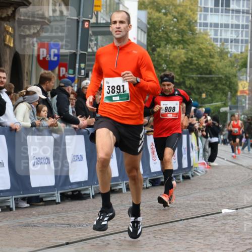05.10.2025 - 20. swb-Marathon Bremen Strokosch-Dieckow http://msf.ph/oto/9252573 05.10.2025 12:50:51 Ziel 569, 908, 3891 meine-sportfotos.de