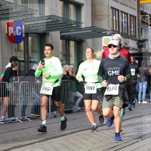 05.10.2025 - 20. swb-Marathon Bremen Strokosch-Dieckow http://msf.ph/oto/9252574 05.10.2025 10:55:14 Ziel 7165, 9195, 9197, 9350, 9492, 9514, 9621, 9720, 9722, 9856, 9882, 9902, 10088, 10107, 10111, 10195, 10256, 10260, 10262, 10287, 10323, 10475, 10745, 10755, 10757, 10800, 10909, 10970, 11025, 11081, 11115, 11197, 11380, 11431, 11586, 11588, 11624, 11702, 7165, 9195, 9197, 9350, 9492, 9514, 9621, 9720, 9722, 9856, 9882, 9902, 10088, 10107, 10111, 10195, 10256, 10260, 10262, 10287, 10323, 10475, 10745, 10755, 10757, 10800, 10909, 10970, 11025, 11081, 11115 meine-sportfotos.de